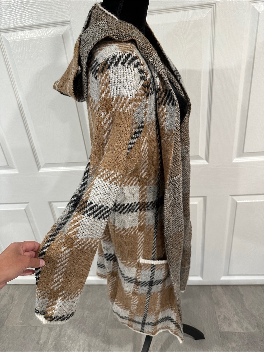 Joseph A. Long Open-Front Plaid Cardigan Sweater in Brown and White. Size L - Picture 5 of 9